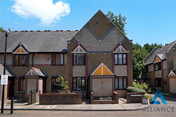 3 Bedroom Terraced House For Sale In President Drive, London, E1W
