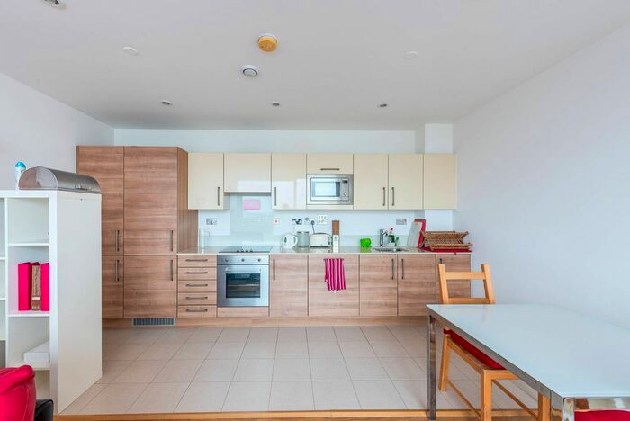 2 Bedroom Flat To Rent In Cornell Square, Nine Elms, London, SW8