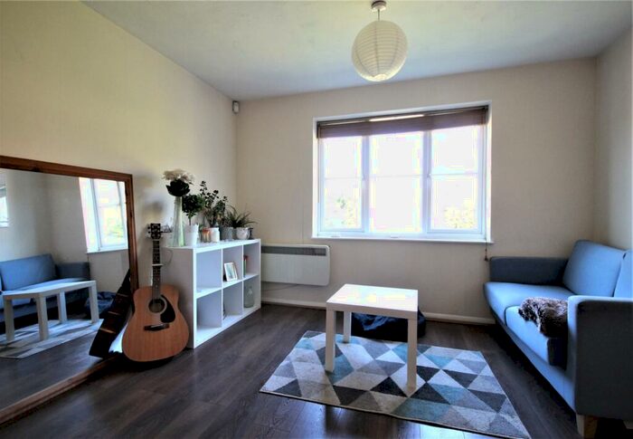 2 Bedroom Flat To Rent In Heddington Grove, Islington, N7