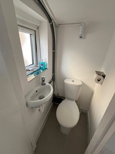 1 Bedroom Link Detached House To Rent In Selborne Gardens, London, NW4