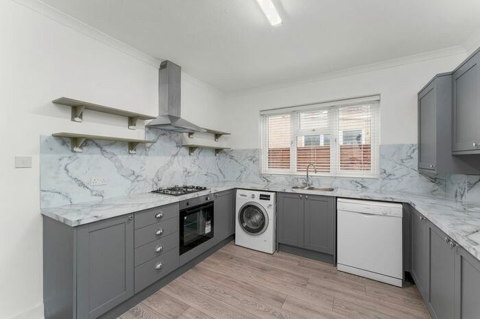 2 Bedroom Flat To Rent In Peel Road, London, E18