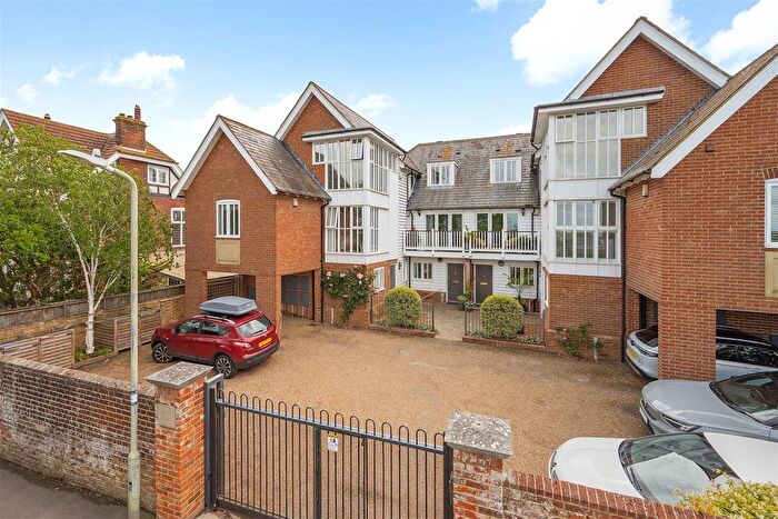 3 Bedroom Flat For Sale In West Cliff, Whitstable, CT5