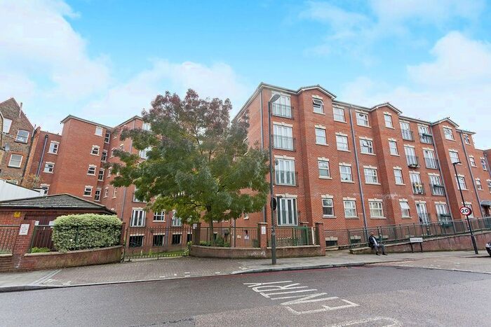 2 Bedroom Flat To Rent In Churchill Lodge, Streatham High Road, London, SW16