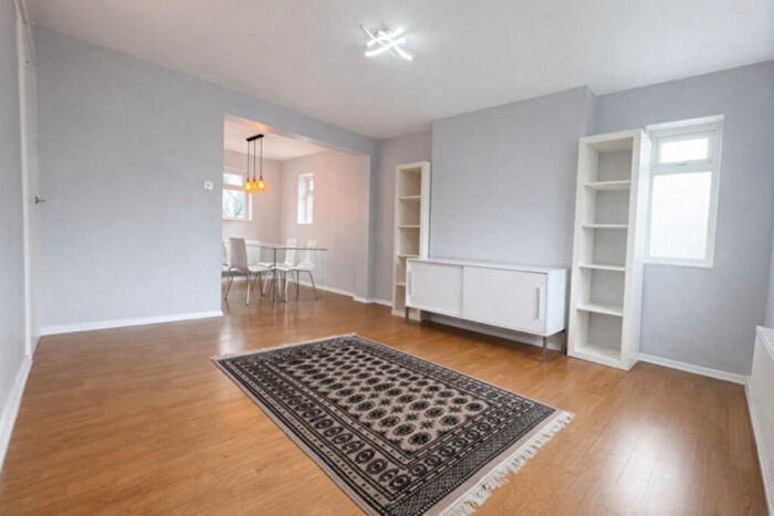 2 Bedroom Apartment To Rent In St. Michael's Close, London, N3