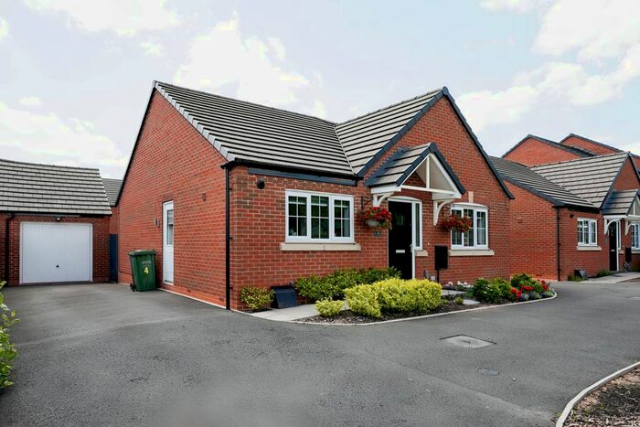 2 Bedroom Bungalow For Sale In Stratford Grove, Evesham, Worcestershire, WR11