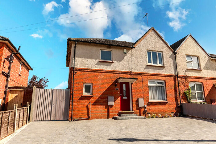 3 Bedroom Semi-Detached House For Sale In Abbey Road, Wellingborough, NN8