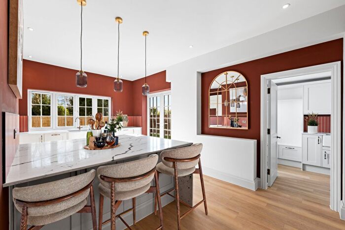 4 Bedroom Semi-Detached House For Sale In Barrowsfield, South Croydon, CR2