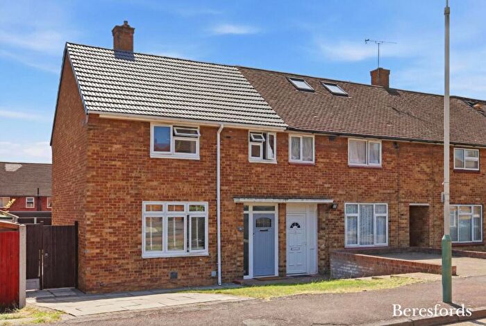 2 Bedroom End Of Terrace House For Sale In Dewsbury Gardens, Romford, RM3