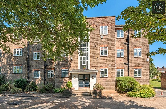 2 Bedroom Flat To Rent In Malford Court, The Drive, South Woodford, London, E18