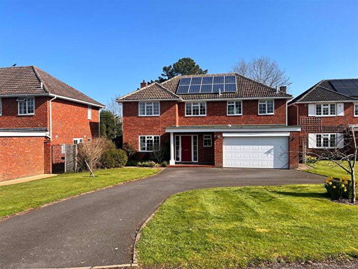 4 Bedroom Detached House For Sale In Mill Close, Great Bookham, KT23
