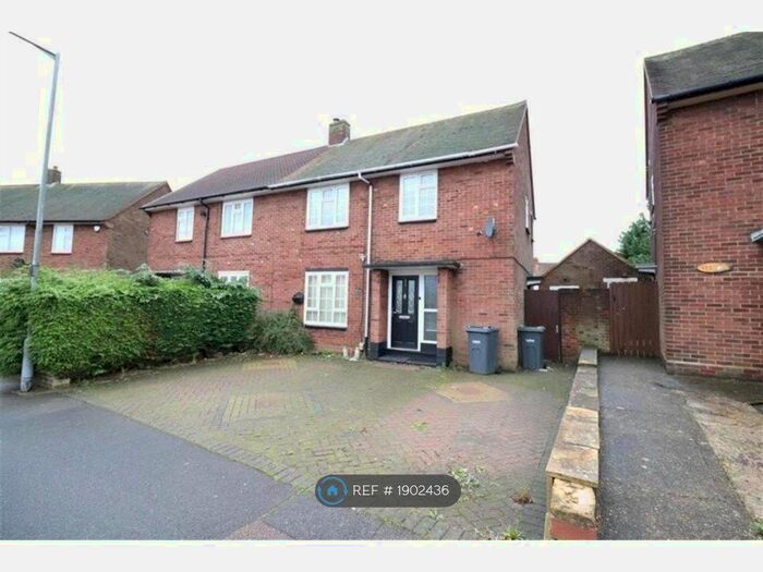 3 Bedroom Semi-Detached House To Rent In Abbots Wood Road, Luton, LU2