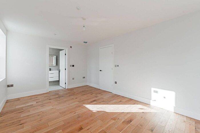 2 Bedroom Flat For Sale In Garratt Lane, Tooting, SW17