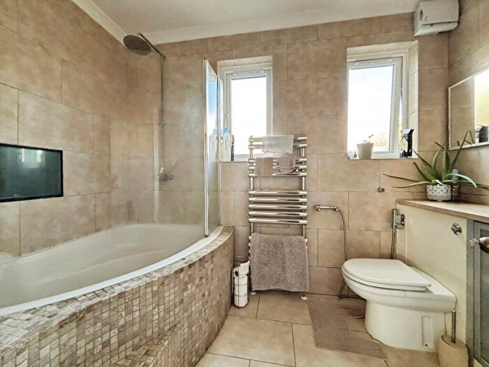 2 Bedroom Apartment For Sale In Tollgate Road, London, E16