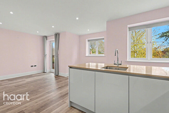 2 Bedroom Flat For Sale In Limpsfield Road, Warlingham, CR6