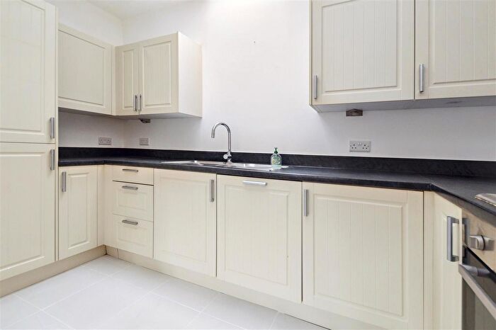 2 Bedroom Flat To Rent In Weavers Close, Eastbourne, BN21
