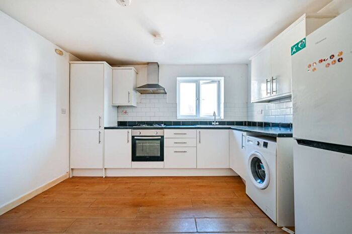 2 Bedroom Flat To Rent In Woking, Surrey, Woking, GU21