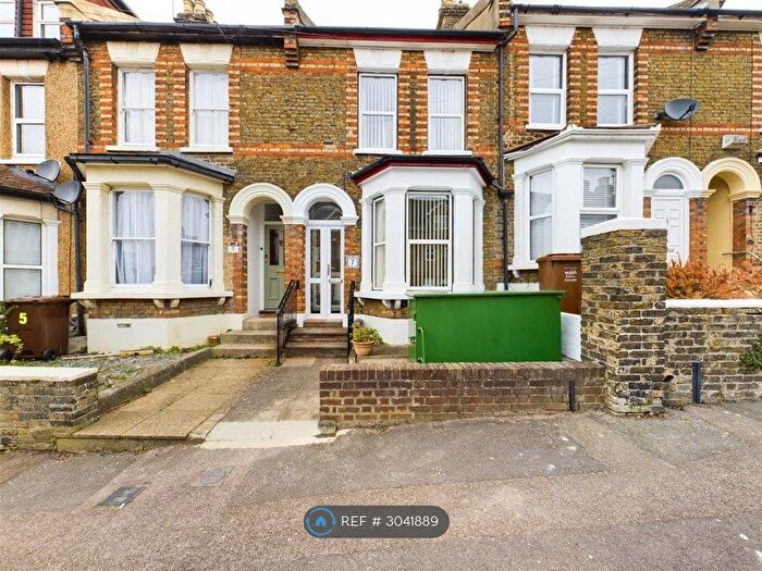 3 Bedroom Terraced House To Rent In Prospect Avenue, Strood, ME2