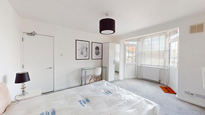 2 Bedroom Flat To Rent In Brent Court, Emlyn Gardens, London, W12