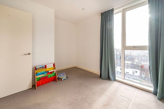 2 Bedroom Flat To Rent In East Central Apartments, Walthamstow, London, E17