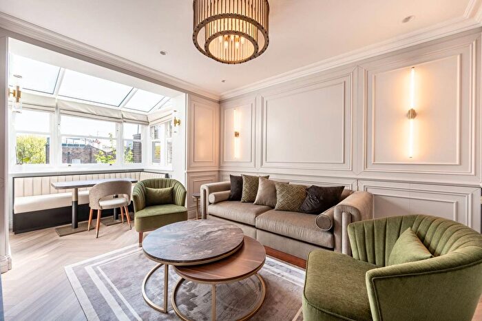 2 Bedroom Flat To Rent In Royal Crescent, Holland Park, London, W11