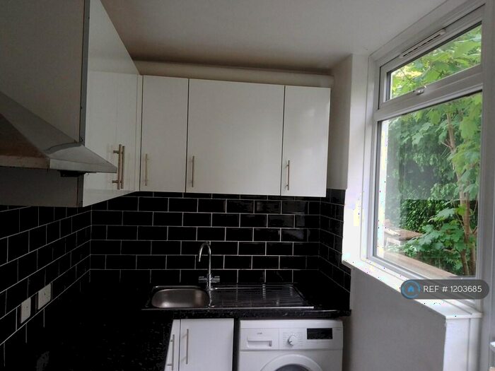 2 Bedroom Flat To Rent In Glenn Avenue, Purley, CR8