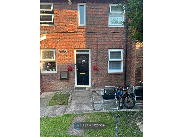 2 Bedroom Flat To Rent In Hope Close, London, SE12