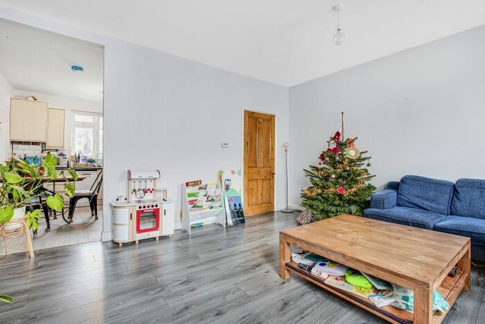 2 Bedroom Flat To Rent In Hopgood Street, London, W12