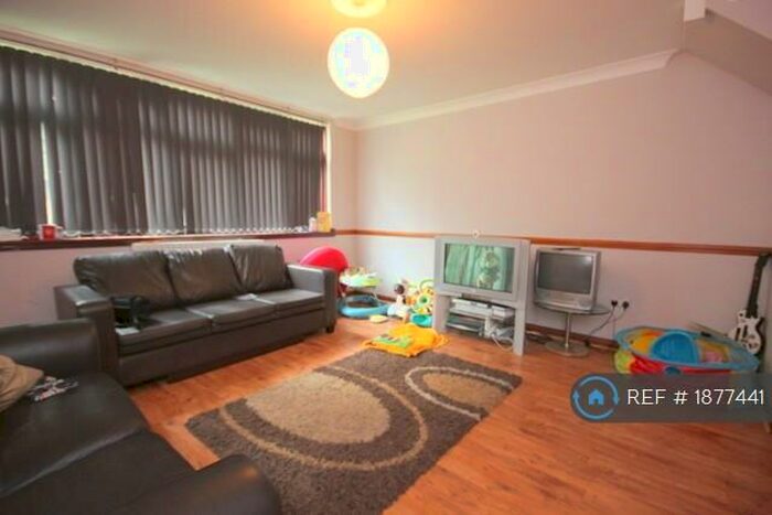 3 Bedroom Flat To Rent In Balman House Rotherhithe New Road, London, SE16