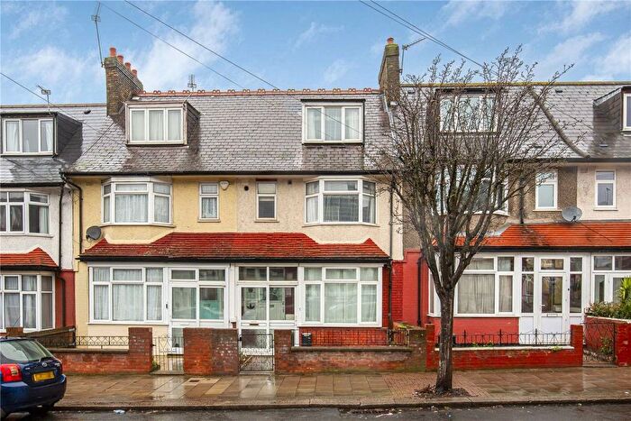 3 Bedroom Flat To Rent In Blakenham Road, Tooting, SW17
