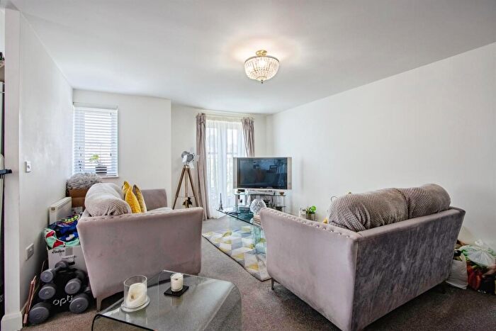 2 Bedroom Apartment For Sale In Pearsons Way, Seacroft, Leeds, LS14