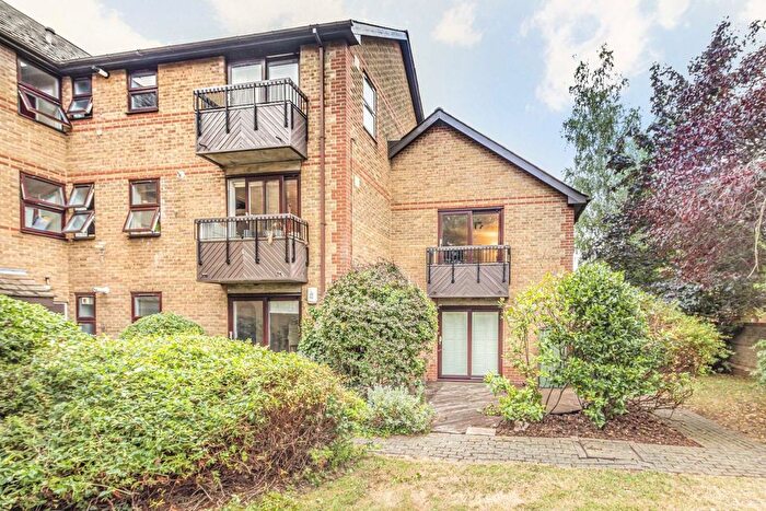 2 Bedroom Flat To Rent In Queens Road, London, SW19