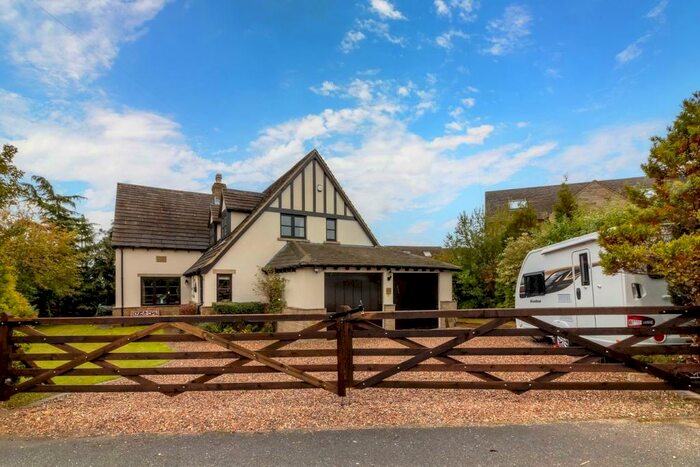 4 Bedroom Detached House For Sale In Huddersfield Road, Ingbirchworth, Sheffield, S36