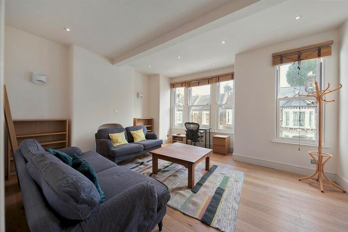 3 Bedroom Flat To Rent In Leander Road, London, SW2