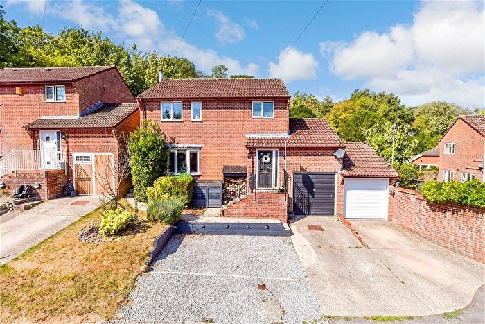 3 Bedroom Detached House For Sale In The Vale, Waterlooville, Hampshire, PO8