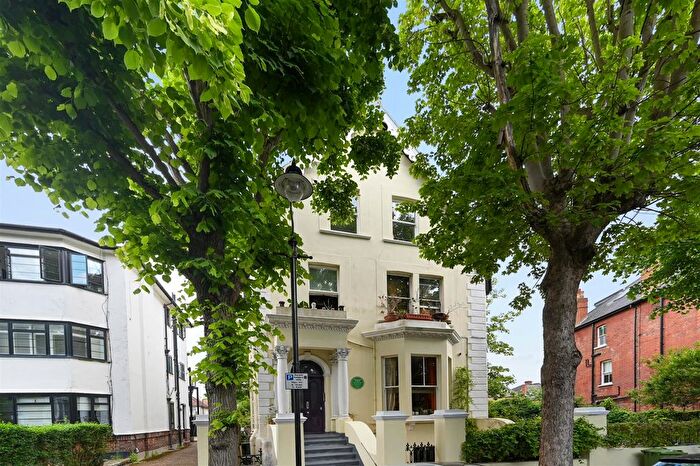 2 Bedroom Flat To Rent In Avenue Crescent, London, W3