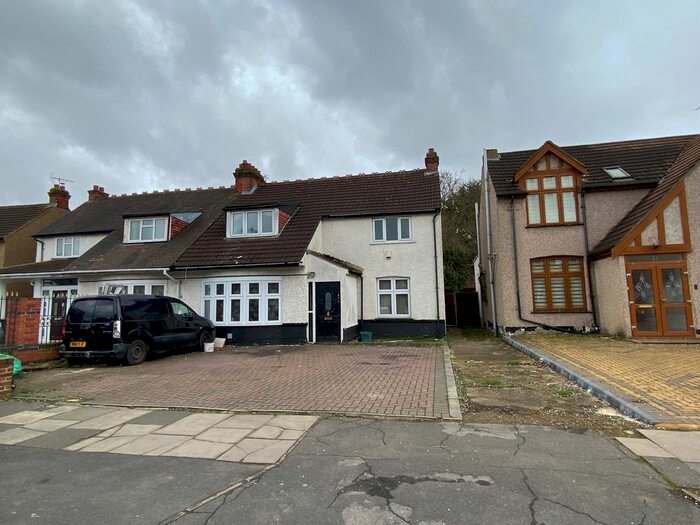 4 Bedroom Semi-Detached House To Rent In Beattyville Gardens, Ilford, IG6