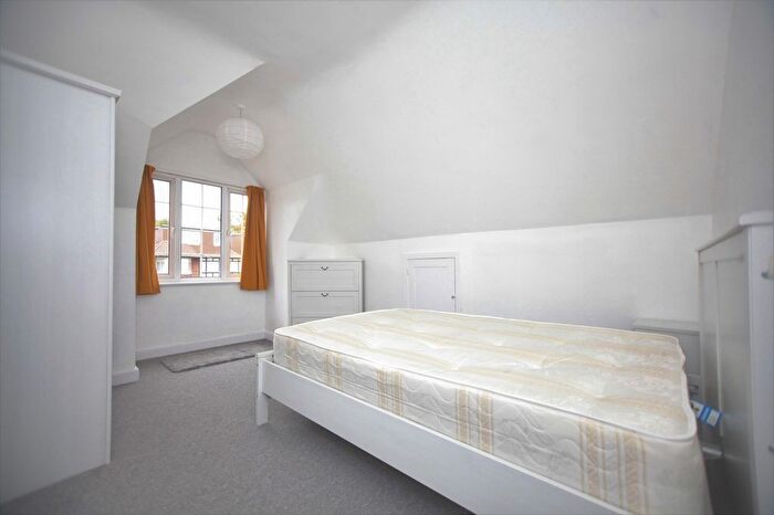 2 Bedroom Flat To Rent In Woodlands Court, Woodlands, Golders Green, NW11