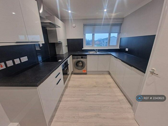 3 Bedroom Flat To Rent In Vanguard Way, Renfrew, PA4