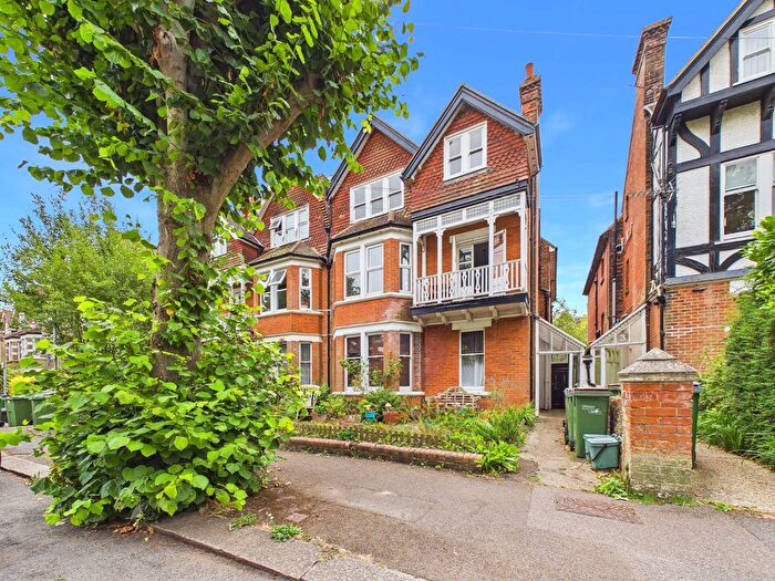2 Bedroom Flat For Sale In Grimston Gardens, Folkestone, Kent, CT20