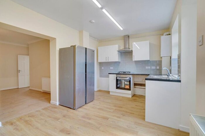 2 Bedroom Flat To Rent In Westway, London, W12