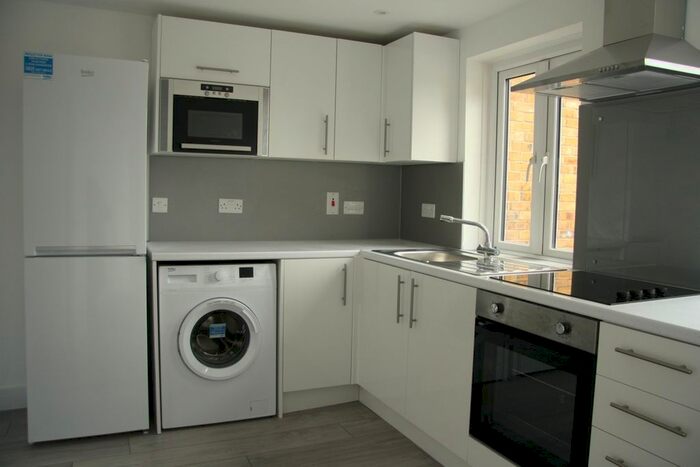 1 Bedroom Flat To Rent In County Road, Maidstone, ME14