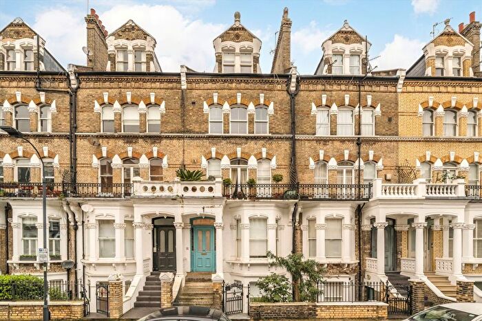 3 Bedroom Flat To Rent In Gunterstone Road, London, W14
