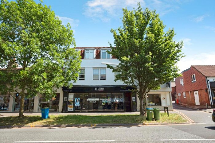 1 Bedroom Flat For Sale In High Street, Esher, Surrey, KT10
