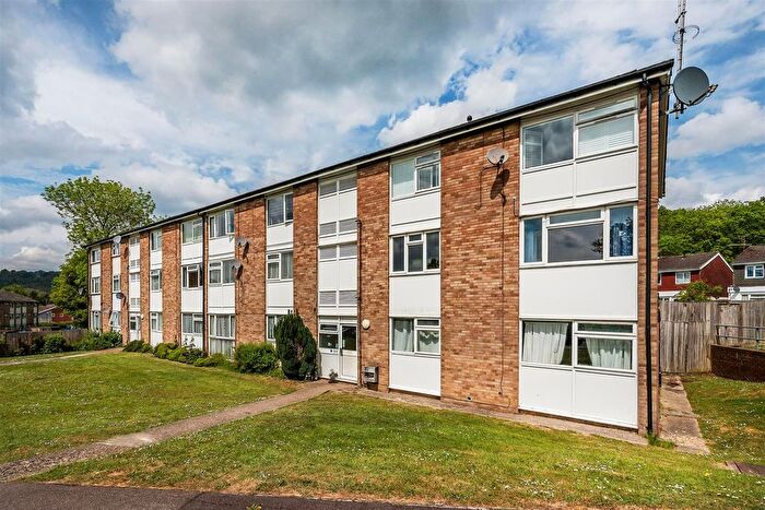 2 Bedroom Flat For Sale In Barnetts Shaw, Oxted, RH8