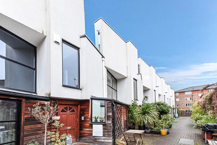 2 Bedroom House To Rent In Brickfield Close, E9