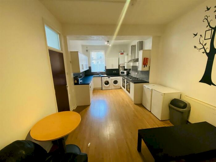 6 Bedroom House To Rent In Somers Road, Southsea, PO5