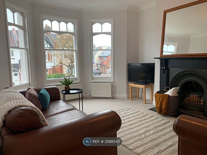 3 Bedroom Flat To Rent In Revelstoke Road, London, SW18