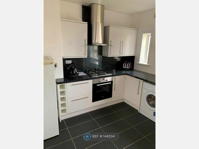 3 Bedroom Flat To Rent In Machanhill View, Larkhall, ML9