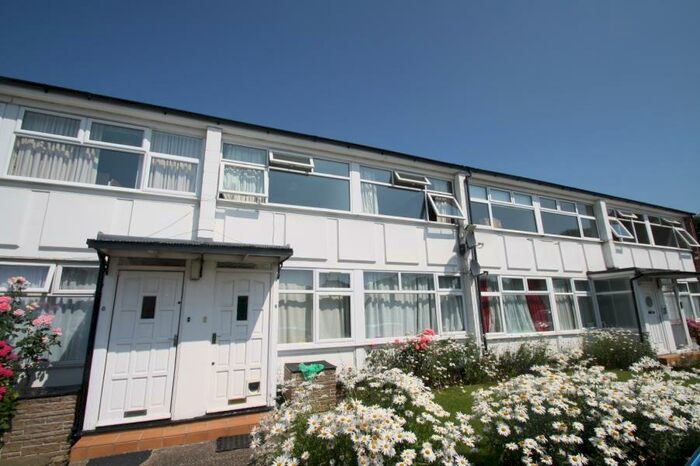 2 Bedroom Apartment To Rent In High Moor Court, LS17