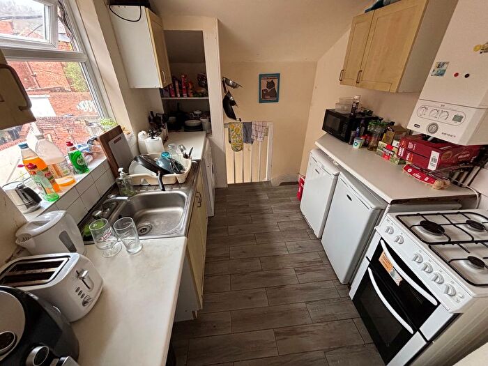 3 Bedroom Flat To Rent In Simonside Terrace, Newcastle Upon Tyne, NE6